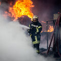 Ugniagesiai gesina gaisrą 