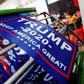 Donaldo Trumpo rinkiminė atributika gaminama Kinijoje