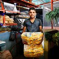 Alkani venesueliečiai verčiasi maisto produktų kontrabanda i&scaron; Kolumbijos