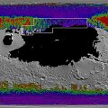NASA sudarytas vandens žemėlapis. Juodai pažymėta zona, kur kosminiai aparatai smegtų į smulkų gruntą. &Scaron;altos spalvos atvaizduoja vandens ledą arti pavir&scaron;iaus. Apibrėžta teritorija &ndash; tinkamiausia vandens gavimui