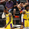 LeBronas Jamesas ir &bdquo;Lakers&ldquo; buvo sutriu&scaron;kinti Finikse.