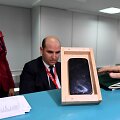 Keleivis matuoja savo telefoną, ar jį galės įsine&scaron;ti į orlaivį