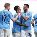 &bdquo;Manchester City&ldquo; futbolininkai (Riyadas Mahrezas antras i&scaron; de&scaron;inės)