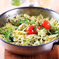 Makaronai su pesto padažu, pomidoriukais ir gražgarste