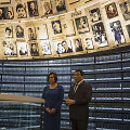 Rodrigo Duterte su savo dukra Sarah lankosi Holokausto memoriale &bdquo;Yad Vashem&ldquo;.