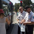 Vilniaus vie&scaron;ojo transporto keleiviams dalinti vandens buteliukai.