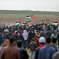 Tūkstančiai Gazos Ruožo gyventojų dalyvauja proteste prie Izraelio sienos
