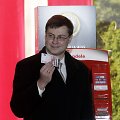 Valdis Dombrovskis su 10 eurų banknotu