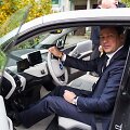 Vilniaus meras Artūras Zuokas vairuoja savo naująjį BMW I3