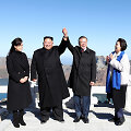 Kim Jong Unas ir Moon Jae-inas su žmonomis ant Pektusano kalno