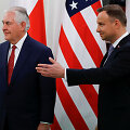 R.Tillersonas (kairėje) ir A.Duda Var&scaron;uvoje
