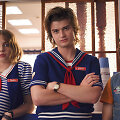 Kadras i&scaron; serialo &bdquo;Keistesni dalykai&ldquo; (aktoriai Maya Hawke, Joe Keery ir Gatenas Matarazzo)