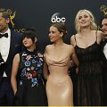 &bdquo;Sostų karų&ldquo; aktoriai Nikolajus Costeris-Waldau, Maisie Williams, Emilia Clarke, Sophie Turner ir Kitas Harringtonas