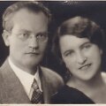 Vincas Mykolaitis-Putinas su žmona Emilija Kvedaraite1935 m. vestuvių dieną. Priekinėje pusėje fotografo ženklas &bdquo;Fot-Studija K. Baulas