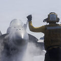 JAV naikintuvas ant lėktuvne&scaron;io &bdquo;USS Abraham Lincoln&ldquo; / Tsgt. Kevin Torres/U.S. Navy / ZUMAPRESS.com