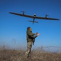 Ukrainos karys paleidžia droną  / Oleksandr Ratushniak / REUTERS