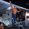 Bertrandas Piccardas prie lėktuvo &bdquo;Solar Impulse&ldquo;
