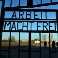 Vartai į Au&scaron;vicos koncentracijos stovyklą. I&scaron;kaba &bdquo;Arbeit macht frei&ldquo; (&bdquo;Darbas i&scaron;laisvina&ldquo;) 