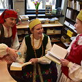 Vasario 16-osios proga Kauno bibliotekininkės pasipuo&scaron; tautiniais kostiumais