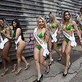 Pusnuogės merginos Brazilijos gatvėje savo kūnais reklamavo &bdquo;Mis Bumbum&ldquo; renginį