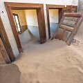 Smėlio užpustytas apleistas kalnakasių miestelis Namibijoje