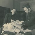 Avromas Suckeveris su žmona Freidke Maskvoje netrukus po jų i&scaron;gabenimo i&scaron; lietuvių partizanų būrio mi&scaron;kuose. Pora apžiūri medžiagą, i&scaron;gelbėtą i&scaron; Vilniaus geto, 1944 m. balandis. Suckeverių &scaron;eimos kolekcija