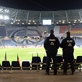 Policijos pareigūnai Hanoverio stadione, kuriame fanai ketino pagerbti teroro aktų Paryžiuje aukas