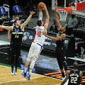 Giannis Antetokounmpo įspūdingai blokavo Ivicą Zubacą