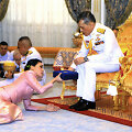 Tailando karaliaus Mahos Vajiralongkorno ir Suthidos Vajiralongkorn na Ayudhya vestuvių ceremonijos akimirka: nuotaka priima karaliaus dovaną