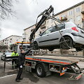 I&scaron;vežami sostinės gatves trukdantys valyti automobiliai