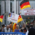 AfD aktyvistai protestuoja prie&scaron; Vokietijos vyriausybės migracijos politiką.