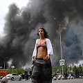 Moteris eina po Ukrainos dronų atakos prie&scaron; Maskvos naftos perdirbimo gamyklą