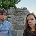 Knygos autoriai Augustinas ir Aistė Žemaičiai prie lietuvi&scaron;kų kapinių