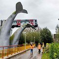 Nyderlanduose nuo bėgių nulėkęs metro traukinys pakibo ant banginio uodegos skulptūros