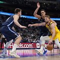 Domantas Sabonis prie&scaron; Dwightą Powellą ir Luką Dončičių