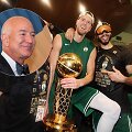 Jeffas Bezosas (kairėje) gali tapti &bdquo;Celtics&ldquo; savininku