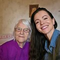 Aistė Pilvelytė su močiute Salomėja