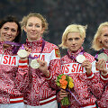4 po 400 m Pekino žaidynių sidabro medalininkės rusės: Tatjana Firova pirma i&scaron; kairės