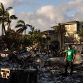 &bdquo;Mercy Worldwide&ldquo; savanoris vertina žalą apanglėjusiam daugiabučių kompleksui po gaisro Lahainoje, vakarų Maui, Havajuose