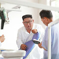Kim Jong Unas Mjohjangsano medicinos įrangos gamykloje