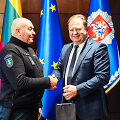 Padėkos įteikimo policijos darbuotojams akimirka