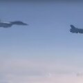 Prie F-16 priartėjęs rusų Su-27 (kairėje)