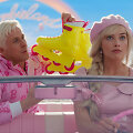 Ryanas Goslingas vaidina Keną, o Margot Robbie Barbę. Kadras i&scaron; filmo &bdquo;Barbė&ldquo;