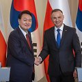 Pietų Korėjos prezidentas Yoon Suk-yeolas ir Lenkijos prezidentas Andrzejus Duda