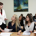 &Scaron;iaulių universiteto dėstytoja Janina &Scaron;eputienė (kairėje) su studentais. Zenono Ripinskio nuotr.