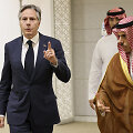 JAV valstybės sekretorius Antony Blinkenas ir Saudo Arabijos princas ir  užsienio reikalų ministras Faisalas bin Farhanas 