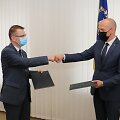 Bendradarbiavimo sutartį pasira&scaron;ė sveikatos apsaugos ministras Arūnas Dulkys ir STT direktorius Žydrūnas Bartkus