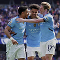 Kevinas De Bruyne'as (de&scaron;inėje) sužaidė puikias rungtynes, o &bdquo;Manchester City&ldquo; i&scaron;kovojo pergalę 5:2.