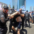 Tel Avivo gatvėse Izraelio gyventojai demonstruoja nepritarimą B.Netanyahu reformai
