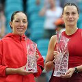 Jessica Pegula ir turnyro Majamyje čempionė Aryna Sabalenka